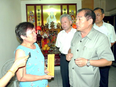 張通榮慰問籍「慶鴻168號」家屬(圖)