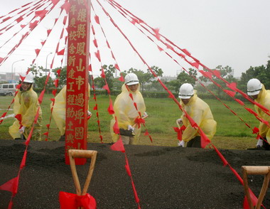 過埤國小第二期校舍風雨中動土(圖)