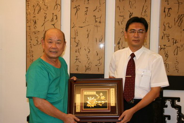 南區公所區長赴美上美診所致贈感謝牌(圖)