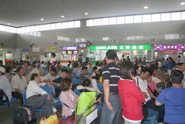 風雨交加地區今海空交通全部中斷(圖)