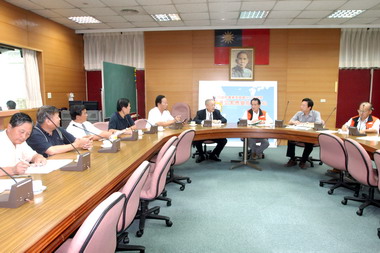 吳敦義勘查災後受損情形(圖)