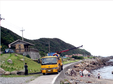 環保局長視察海岸清理執行狀況(圖)