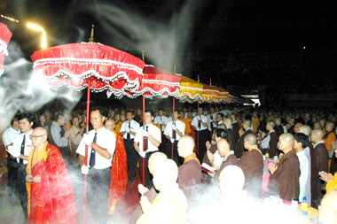 供佛齋僧大會盛大舉行(圖)