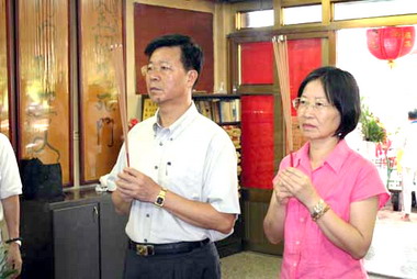 廣玄宮普渡李炷烽拈香膜拜(圖)