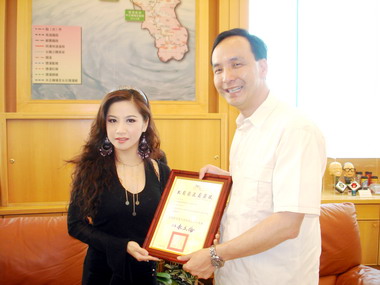 朱立倫接見肚皮舞冠軍(圖)