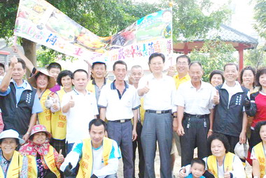 卓伯源視察社區環境改造(圖)