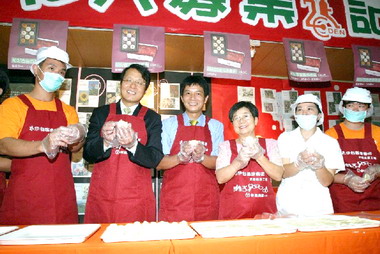 伊甸慶中秋 月餅贈弱勢(圖)
