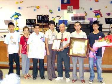 市公所表揚模範父親(圖)