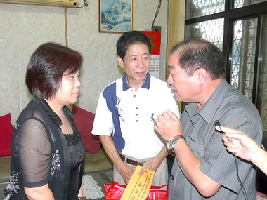 張通榮慰問飛機失事家屬(圖)