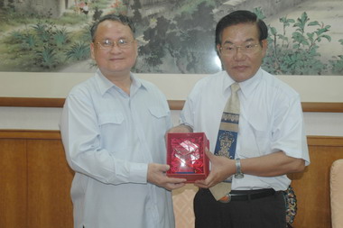 洋巡防總局總局長林福安拜會縣長王乾發(圖)