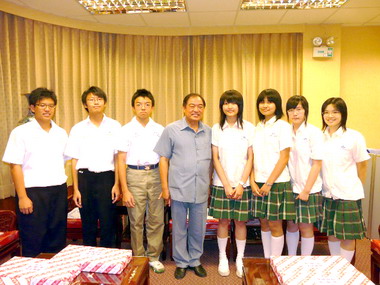 張通榮表揚中小學科展獲獎學生(圖)