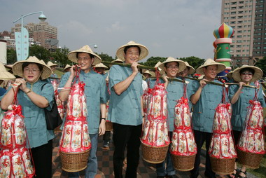 客家文化節壓軸登場 周縣長率千人挑擔(圖)