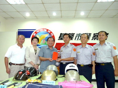 張通榮表揚警方破獲連續搶案(圖)