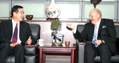 李朝卿出國頻率高縣府說明(圖)