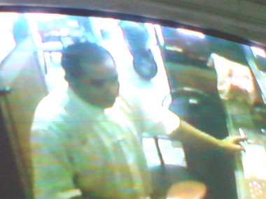 假顧客搶奪金飾(圖)