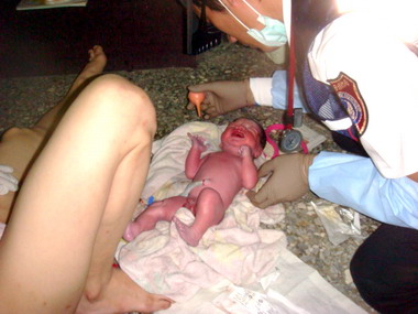 孕婦緊急生產救護隊專業處理(圖)