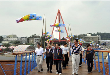 竹南龍鳳漁港新建跨海人行景觀橋啟用(圖)
