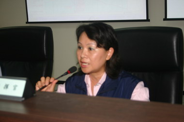 鄺麗貞縣長視察如麗颱風災害應變中心(圖)