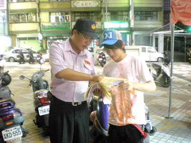 警方結合民力執行肅竊勤務(圖)