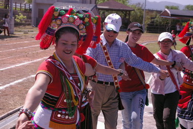 謝深山參加光榮部落及屋拉力部落豐年祭(圖)