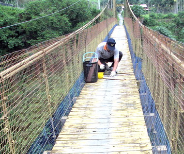 警局教官修吊橋為民眾安全把關(圖)