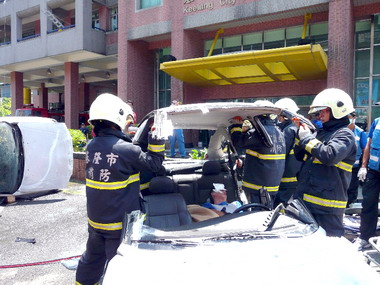 消防局舉行救助隊結訓演練(圖)