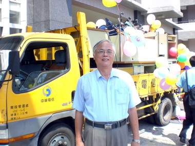 中華電信捐贈再生辦公桌櫃(圖)