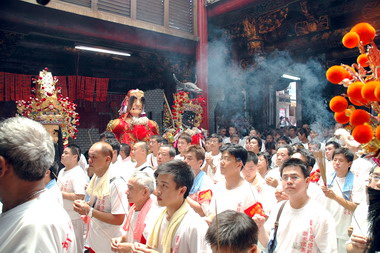 林政則參加都城隍廟賑孤遶境(圖)