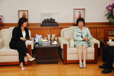 朝天宮董事長曾蔡美佐拜會蘇治芬(圖)