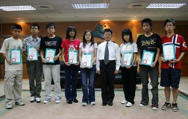 楊秋興接見九位國中基測滿分學生(圖)