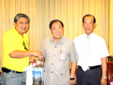 張通榮接見菲律賓描戈律姊妹市訪問團(圖)