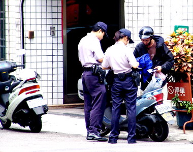 警方進行威力掃蕩與擴大臨檢(圖)