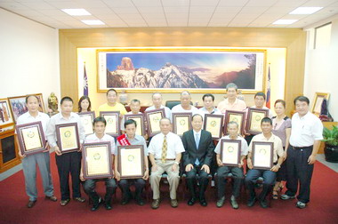 鄭永金表揚優秀蜂農(圖)