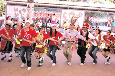 謝深山馬不停蹄參加豐年祭(圖)