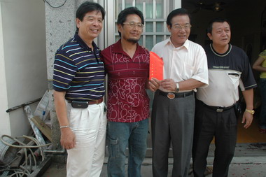 慰問歷險歸來的「龍益成六號」船長父子(圖)