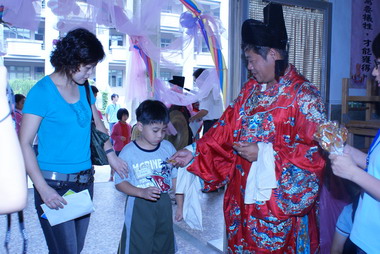 領進智慧門 聰明勤勞平安新鮮人(圖)