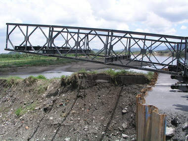 高雄縣旗山鎮溪洲大橋損毀嚴重(圖)
