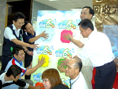 朱立倫:使用回收塑膠袋 減少污染(圖)