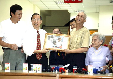 好樣蘇麗文縣府致贈慰問金(圖)