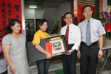 許添財拜訪奧運舉重銅牌國手陳葦綾(圖)