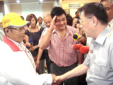 員警英勇受傷署長前往探視(圖)