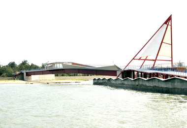 劉政鴻視察龍鳳漁港新建跨海人行景觀橋(圖)