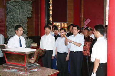 浯島城隍廟上香祈福馬總統展現親民一面(圖)