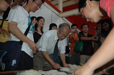 市長「批米粉」工夫，讓大陸學生驚豔不已(圖)