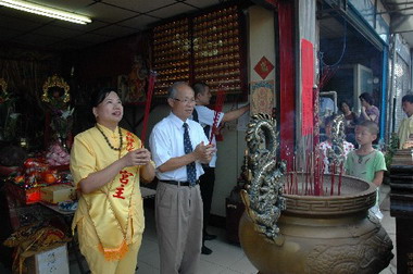 市長祈求保佑市民平安順利(圖)