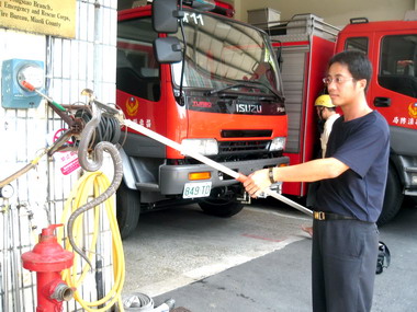 通霄民宅捕捉眼鏡蛇(圖)