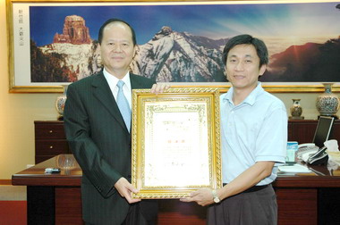 鄭永金頒發感謝狀予熱心公益民眾(圖)