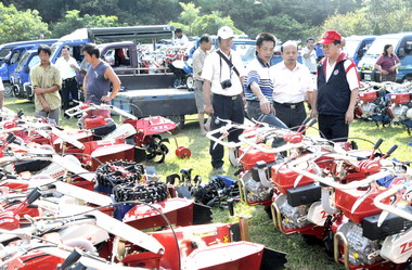 縣府補助大湖地區農會農機具(圖)