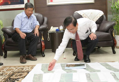 第六河川局長來訪---談黃金海岸養灘事宜(圖)