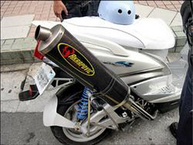 巨砲排氣管 噪音擾人 機車族挨罰(圖)